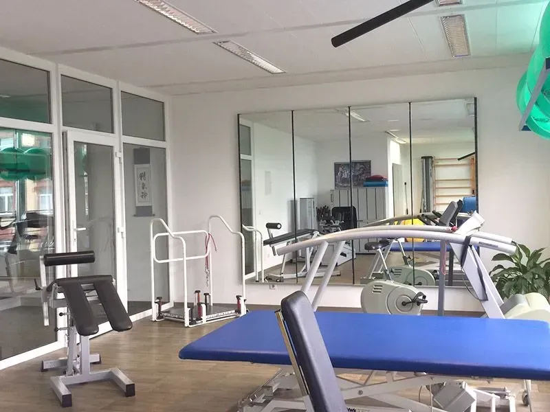 Physiotherapiezimmer mit Trainingsgeräten in der Praxis von Katrin Jühling in Plauen
