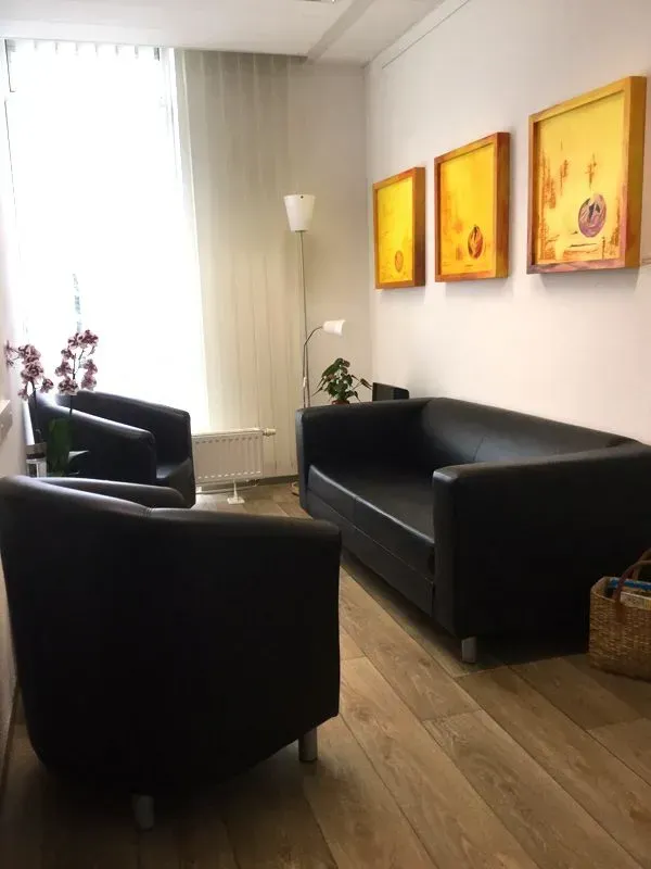 Wartezimmer mit Couch und Sessel in der Physiotherapiepraxis Katrin Jühling in Plauen
