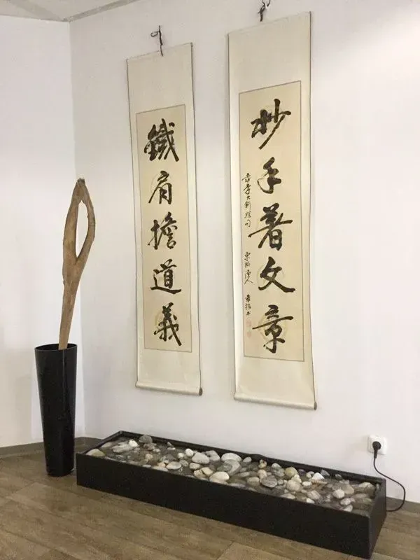 Chinesische Banderolen im Behandlungszimmer der Physiotherapiepraxis Katrin Jühling in Plauen