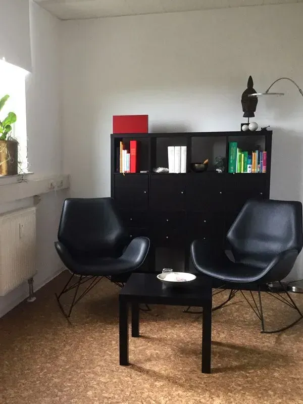 Wartezimmer mit Schrank und Stühlen in der Physiotherapiepraxis Katrin Jühling in Plauen