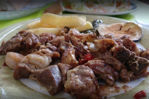 Plato de carne cocida, patatas y calabacín. Tonos marrones y blancos.