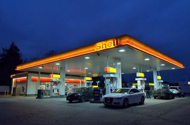 Station-service Shell de nuit.
