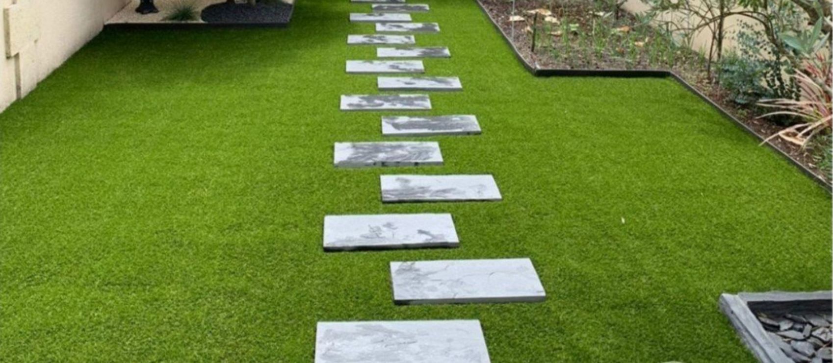 Pose de dalles synthétiques sur gazon