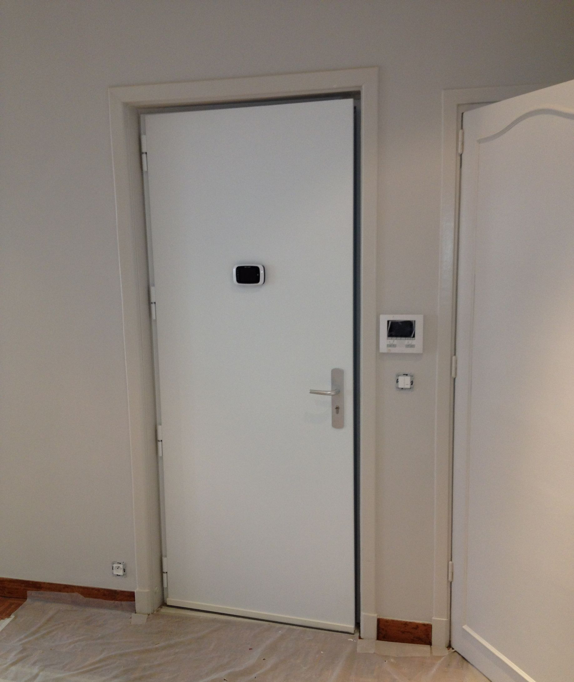 Porte blindée avec serrure larder et judas électronique