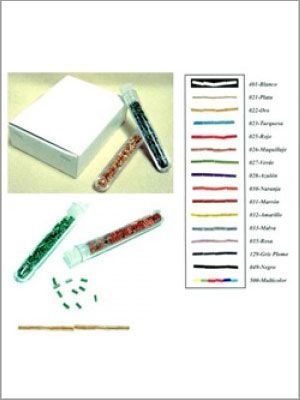 Tubos de ensayo con perlas de vidrio de colores, con una tabla de claves de colores al lado.