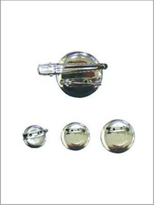 Cierres de alfiler de metal en tres tamaños, uno de ellos separado, que muestra un cierre de alfiler.