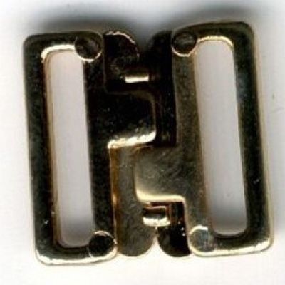 Cierre de sujetador de metal color dorado, pieza rectangular con dos presillas conectadas.