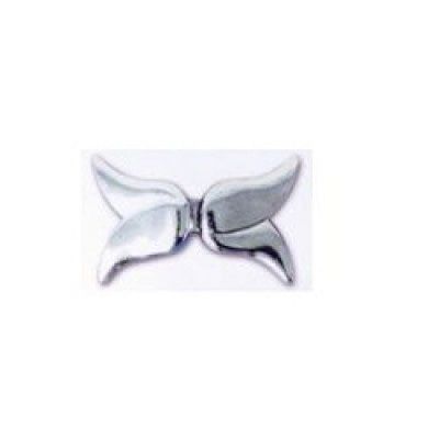 Elemento decorativo de metal en forma de mariposa de color plata.