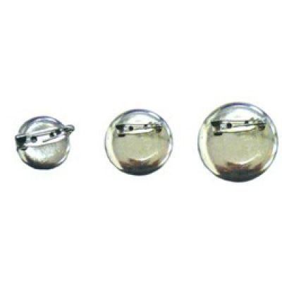 Tres botones redondos de color plateado con cierre de alfiler, de distintos tamaños, cada uno con un imperdible en la parte posterior.