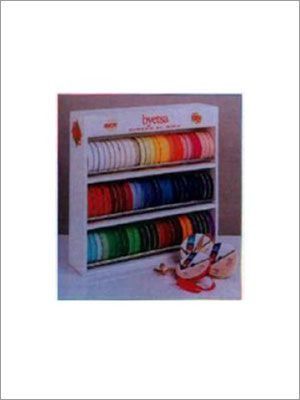 Expositor de cintas con carretes de cintas de colores; pequeño corte de cinta y muestras en el frente.