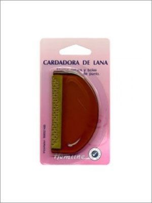 Herramienta de cardado envasada en un blíster rosa; mango marrón, dientes amarillos, para eliminar bolas de pelo.