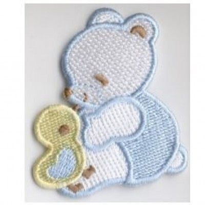 Aplique de osito de peluche azul abrazando a un pato amarillo con un corazón azul.