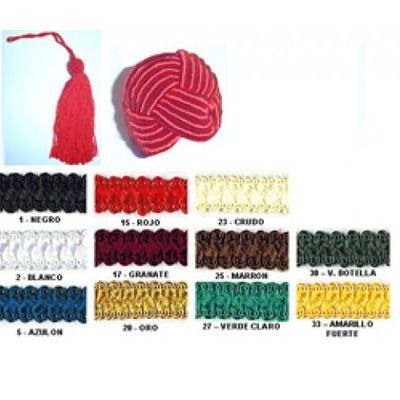 Borla roja y nudo decorativo, además de muestras de ribete decorativo en varios colores.
