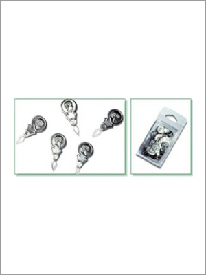 Cinco charms decorativos de color plata y un paquete de los mismos charms.