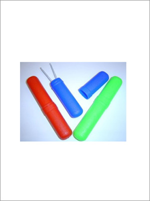 Estuches de plástico rojo, azul y verde para hilo dental. Un estuche azul está abierto y el hilo sobresale.