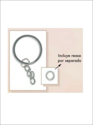 Llavero con anilla metálica y cadena. Incluye una anilla pequeña.