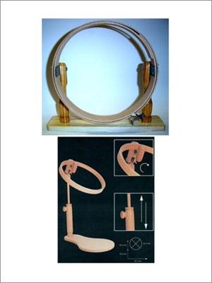 Soporte de bastidor de bordado: bastidor de madera sostenido por un soporte de madera para realizar trabajos con manos libres.