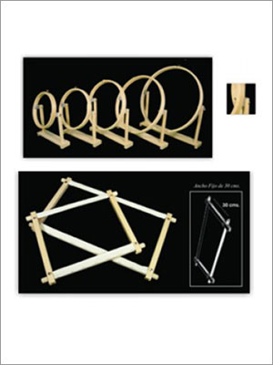 Aros de bordado y marco rectangular de madera, utilizados para realizar labores de costura sobre fondo negro.