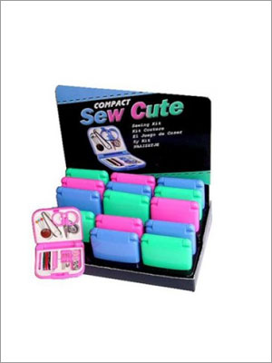 Exhibición de kits de costura compactos “Sew Cute” en varios colores.