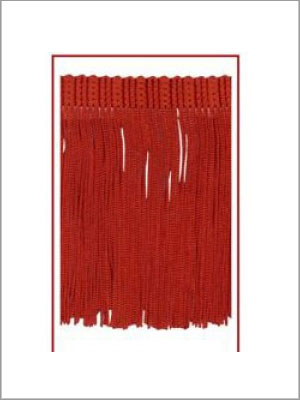 Ribete de flecos rojos.