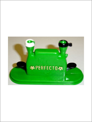 Juguete "Perfecto" verde con detalles en blanco y negro.