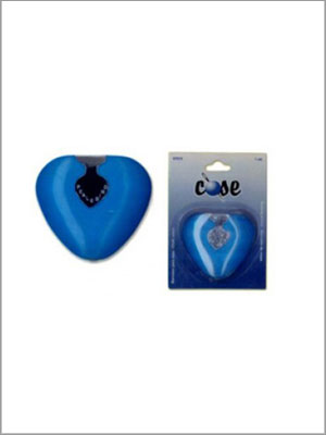 Estuche azul en forma de corazón, también en embalaje; tiene una pequeña decoración brillante.
