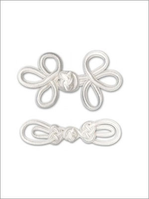 Cierres de rana blancos; el superior tiene forma de flor y el inferior tiene forma de barra simple.