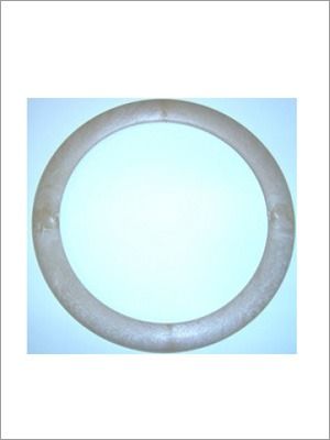 Objeto circular transparente con textura tenue.