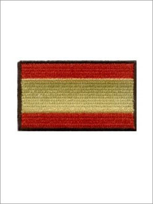 Parche de bandera española, rayas rojas en la parte superior e inferior, raya dorada en el medio.