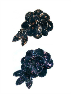 Dos broches florales oscuros con hojas, recubiertos de lentejuelas.