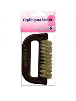Cepillo de mohair con mango marrón oscuro y cerdas claras, en embalaje etiquetado "Cepillo para Mohair".