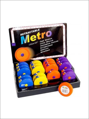 Una caja expositora con cintas métricas retráctiles y de colores.