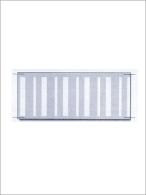 Contenedor de envío blanco y gris con rayas verticales.