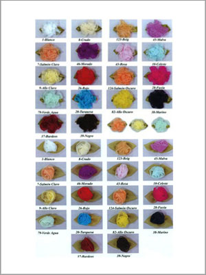 Muestras de pequeñas flores artificiales en varios colores, cada una con un respaldo de hojas, dispuestas en una cuadrícula.