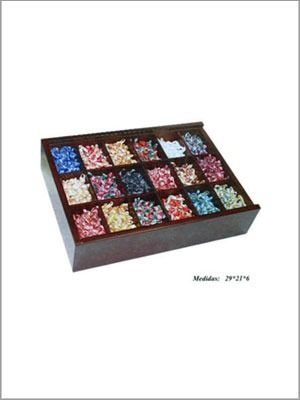 Vitrina de madera con botones de colores surtidos en compartimentos individuales.