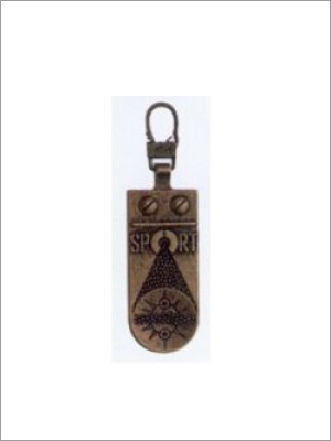 Colgante de color bronce con texto “SPORT” y diseño de brújula, sujeto a un clip de llavero.