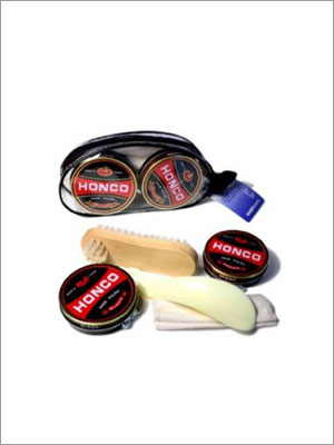 Kit para lustrar zapatos: botes de betún negro y rojo, cepillo, paño y bolsa para lustrar zapatos.