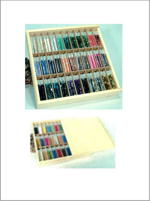 Caja de madera con múltiples compartimentos llenos de cuentas de colores.