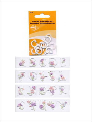 Letras blancas para bordar con plancha y pegatinas florales con bastidores de bordado de plástico blanco en un paquete.