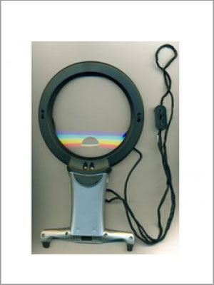 Una lámpara de aumento con un espectro de arco iris visible, sobre un fondo gris.