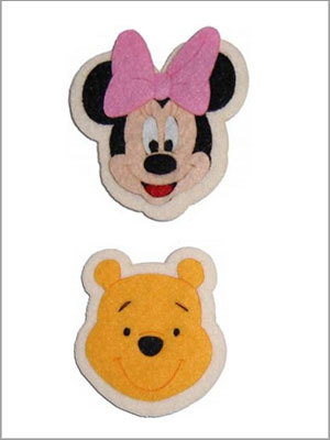 Recortes de fieltro de Minnie Mouse y Winnie the Pooh; Minnie con lazo rosa, Pooh sonriendo.