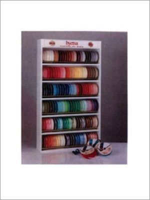 Expositor de cintas de varios colores en estanterías, con carretes y cintas visibles.