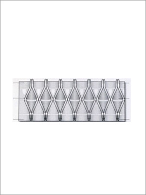 Stent metálico, un dispositivo médico, con estructura abierta en forma de diamante.