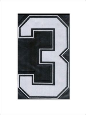 Número 3 blanco sobre fondo negro, enmarcado.
