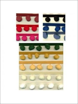 Filas de pompones de colores: rojo, rosa, negro, azul, verde, amarillo y blanco.