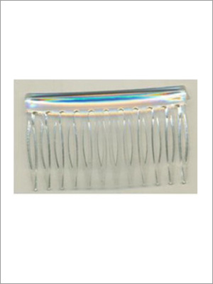 Peine para el cabello en tono plateado con dientes finos y curvados.