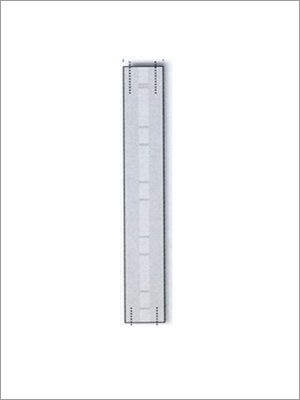 Franja blanca rectangular con rectángulos más pequeños y líneas punteadas espaciadas uniformemente sobre un fondo blanco.