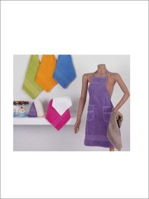 Delantal, toallas en varios colores expuestas con maniquí.