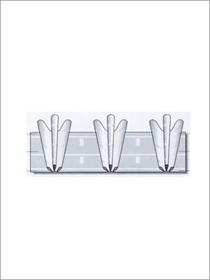 Tres aviones blancos aterrizando en una pista rectangular.