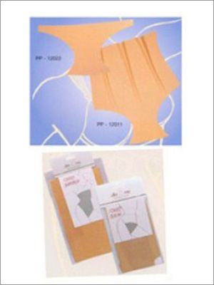 Dos pares de ropa interior de color naranja, uno en expositor y el otro en un paquete.